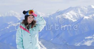 快乐的女孩<strong>滑雪板滑雪板</strong>滑雪坡背景微笑